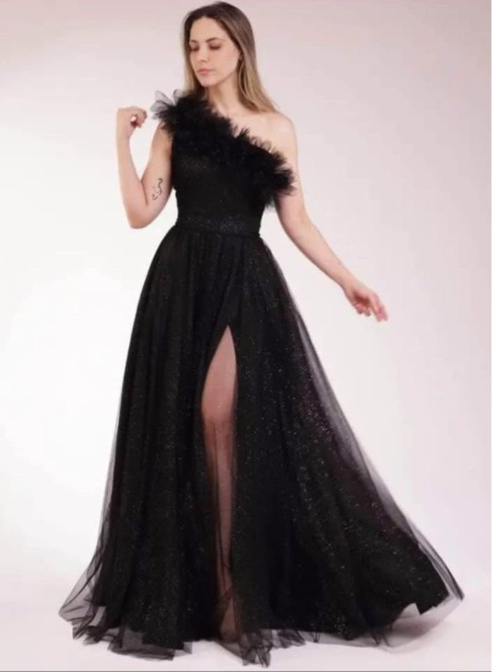 Vestido Preto Sofisticado e Brilhante
