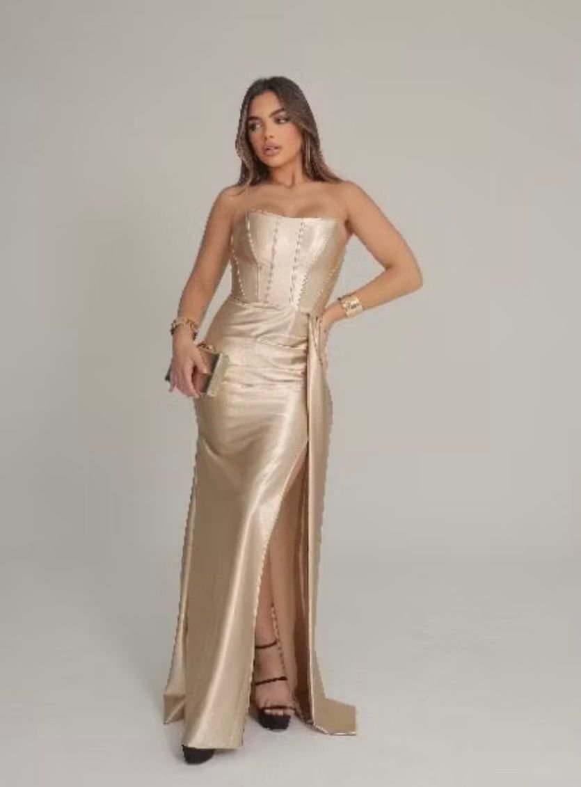 Vestido Dourado Elegante com Fenda