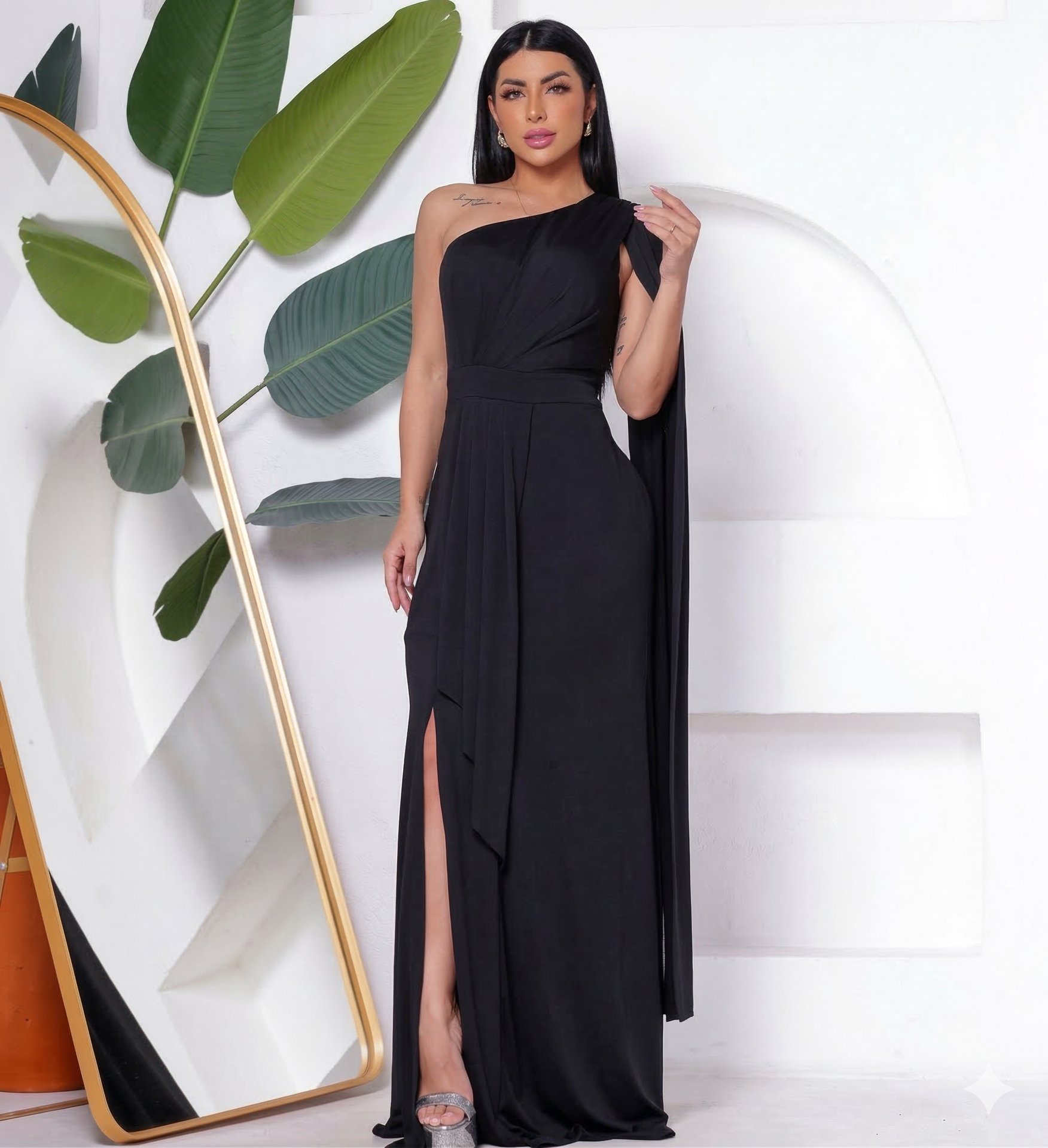 Vestido Preto de Um Ombro