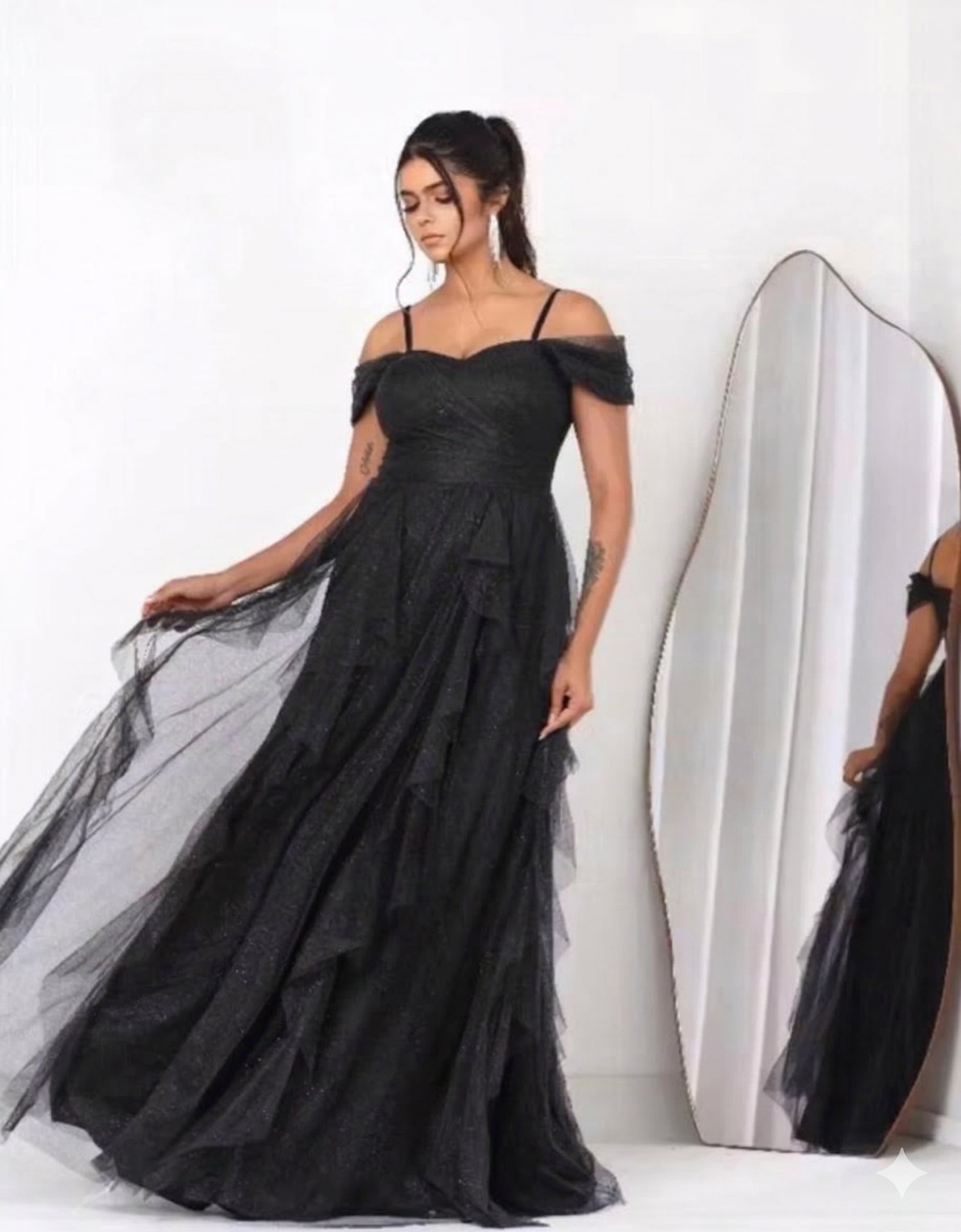 Vestido Preto Elegante com Tule