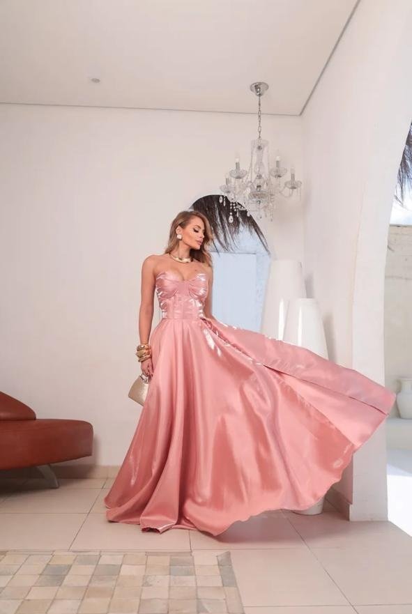 Vestido de Cetim Rosa Elegante