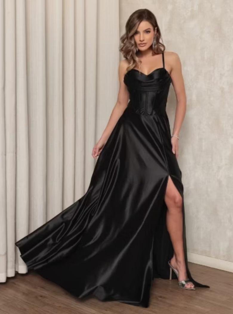 Vestido Preto Elegante com Fenda