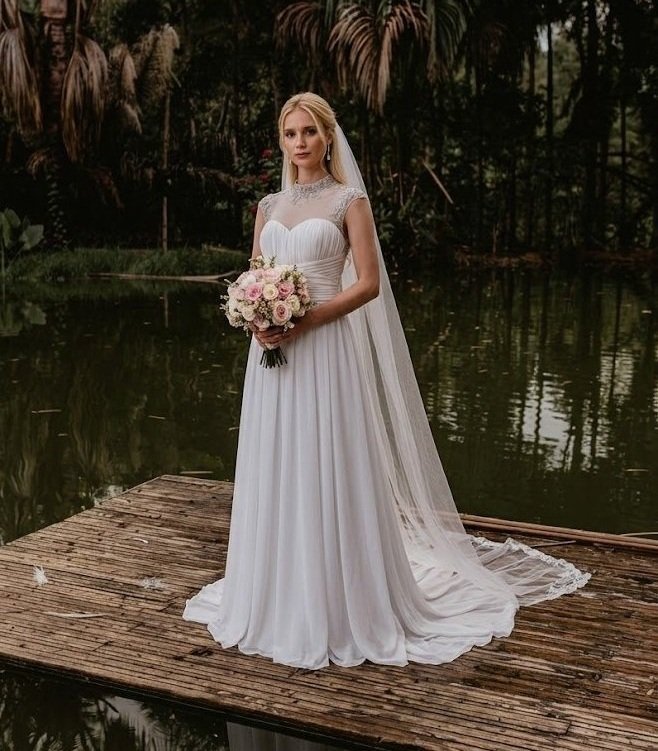 Vestido Elegante com Renda Delicada